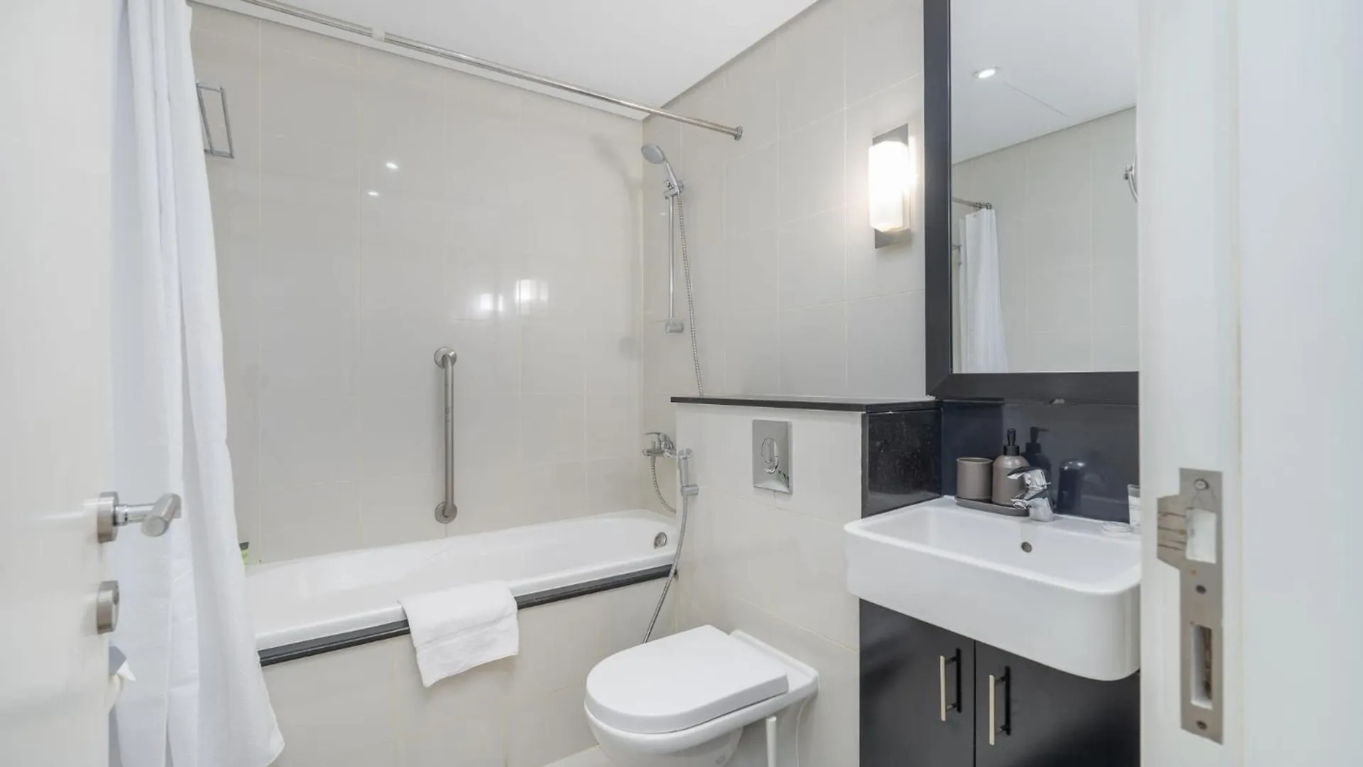 Vibrant 1 Bedroom Unit In Business Bay Sleeps 2 Dubai Emirati Arabi Uniti