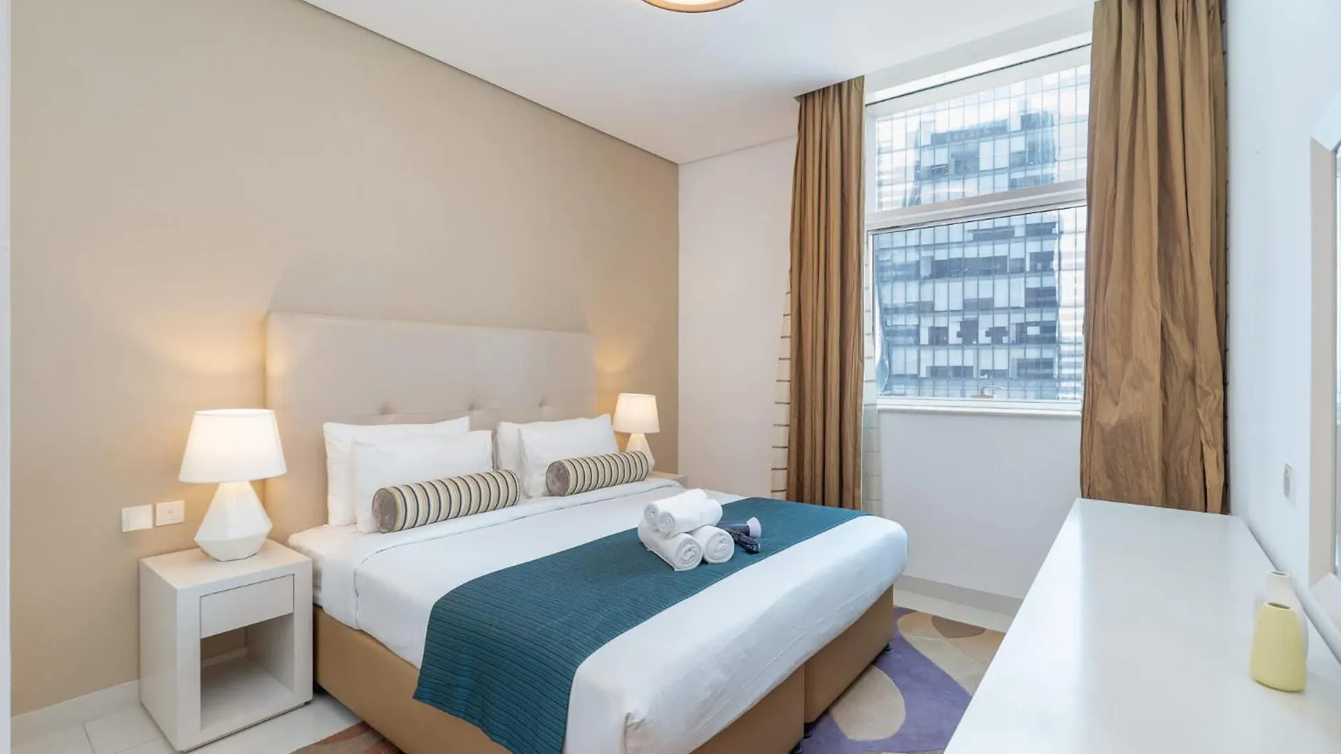 Vibrant 1 Bedroom Unit In Business Bay Sleeps 2 Dubai